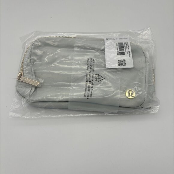Lululemon Everywhere Belt Bag 1L Wordmark Vapor/Gold/White for phone keys wallet - Picture 5 of 6